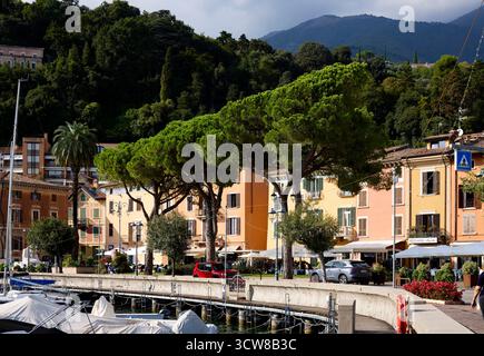 Chiesa di Montemaderno surplombant Toscolano Italie Banque D'Images