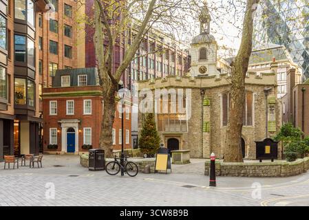 Petite vieille église en pierre entourée d'immeubles de bureaux dans la City de Londres en hiver Banque D'Images