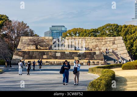 Les visiteurs visitent le parc historique du château d'Edo avec des bâtiments modernes de Tokyo en arrière-plan Banque D'Images