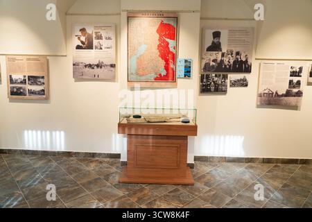 Valday, Russie - 13 septembre 2024 : salle de musée spacieuse et bien éclairée avec un plafond voûté, avec des expositions telles qu'une carte historique de la Finlande, Banque D'Images