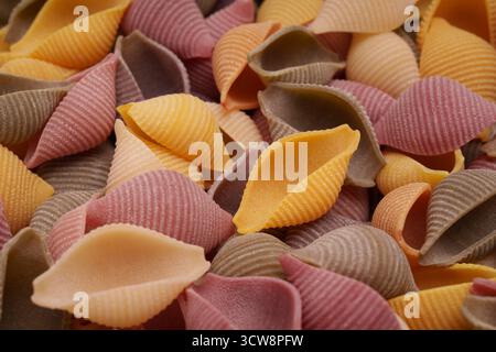 Gros plan sur les pâtes Conchiglie colorées. Banque D'Images
