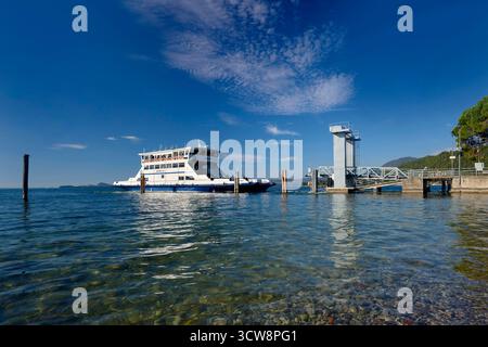 Car ferry à Toscolano Italie Banque D'Images