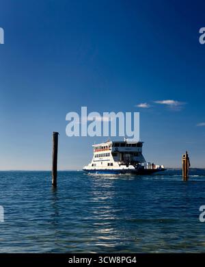 Car ferry à Toscolano Italie Banque D'Images