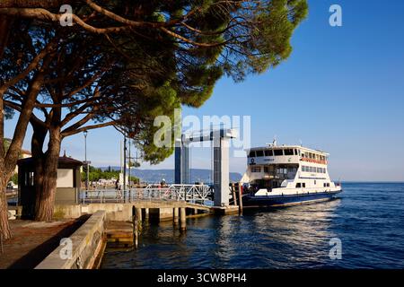 Car ferry à Toscolano Italie Banque D'Images