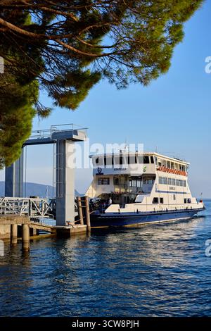Car ferry à Toscolano Italie Banque D'Images