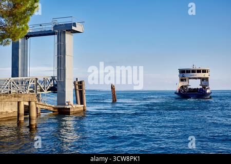 Car ferry partant à Toscolano Italie Banque D'Images