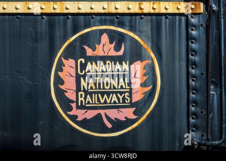 Halifax, N.-É. - CA - 29 septembre 2025 gros plan du logo « Maple Leaf » des chemins de fer nationaux du Canada (CNR) altéré sur le côté d'un wagon. Banque D'Images