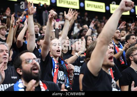 Paris, France. 09 octobre 2025. Foule parisienne lors du match de l'Euroleague Paris Basketball vs Virtus Bologna à l'Adidas Arena le 09 octobre 2025 à Paris France. (Photo de F.BLAISE/Ùptertainment/Sipa USA) crédit : Sipa USA/Alamy Live News Banque D'Images