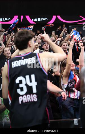 Paris, France. 09 octobre 2025. Foule parisienne lors du match de l'Euroleague Paris Basketball vs Virtus Bologna à l'Adidas Arena le 09 octobre 2025 à Paris France. (Photo de F.BLAISE/Ùptertainment/Sipa USA) crédit : Sipa USA/Alamy Live News Banque D'Images
