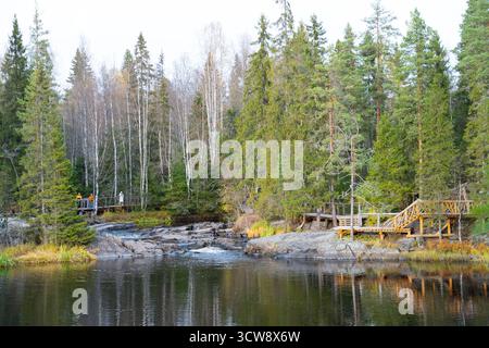 Carélie, Russie - 13 mai 2024 : un beau paysage d'automne d'un parc naturel du nord, avec une rivière avec de petits rapides, des rivages rocheux et du bois Banque D'Images