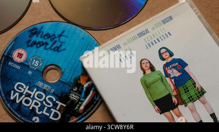 Film « Ghost World » ; disque DVD avec couverture mettant en vedette ; Thora Birch | Scarlett Johansson ; isolé sur fond blanc clair, prise de vue en haut de l'angle Banque D'Images