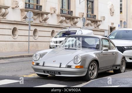 Nancy, France - vue sur une Porsche 911 grise garée dans une rue. Banque D'Images