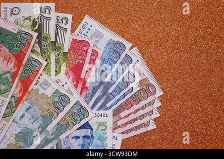 Pakistan roupies billets de banque sur fond jaune doré. Les factures d'argent pakistanaises actuelles sont sur la table en gros montant. Le concept d'affaires et d'investissement au Pakistan Banque D'Images