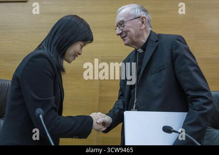 Rome, Italie. 10 octobre 2025. **NO LIBRI** Italie, Rome, Vatican, 2025/10/10 le Cardinal Pietro Parolin serre la main du Professeur Erica Siu-Mui Lee de Hong Kong lors de l’inauguration de l’année académique de l’Université Pontificale Urbaniana à Rome, avec la présentation des actes de la conférence internationale tenue en 2024 sur le centenaire du Concilium Sinense - le premier CONCILE de l’histoire de l’Église catholique qui se tiendra en Chine, en 1924 photographie d’ALESSIA GIULIANI / Catholic Press photo : Agence photo indépendante/Alamy Live News Banque D'Images