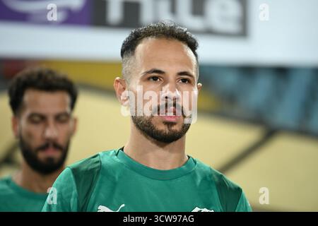 Suez, Égypte – Hassan Ali, joueur du SC Al Masry, entre sur le terrain avant le début d’un match de premier League égyptien au stade de Suez. Banque D'Images