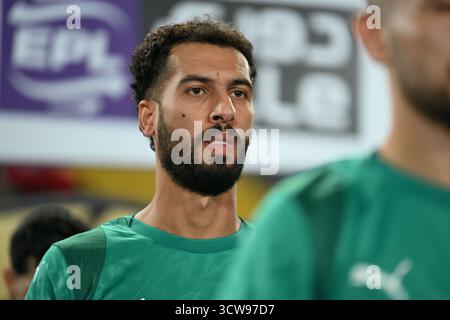 Suez, Égypte – Khaled Sobhi, joueur du SC Al Masry, entre sur le terrain avant le début d’un match de premier League égyptienne au stade de Suez. Banque D'Images