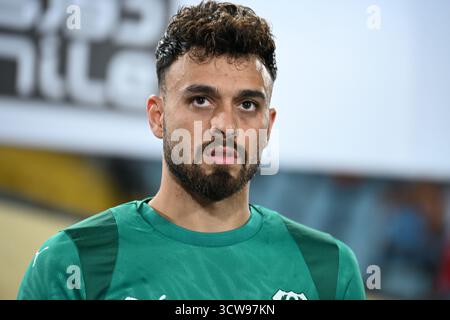 Suez, Égypte – Salah Mohsen, joueur du SC Al Masry, entre sur le terrain avant le début d’un match de premier League égyptienne au stade de Suez. Banque D'Images