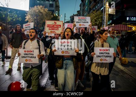 Istanbul, Istanbul, Turquie. 10 octobre 2025. Bombardement de la gare d'Ankara commémorations du 10ème anniversaire en Turquie.a l'occasion du 10ème anniversaire de l'attentat à la bombe de la gare d'Ankara perpétré le 10 octobre 2015 par l'Etat islamique, les gens ont commémoré les victimes dans plusieurs villes à travers la Turquie. Les manifestations, organisées par les Forces du travail, de la paix et de la démocratie, ont été marquées par une forte présence policière. (Crédit image : © Abdullah Tepeli/ZUMA Press Wire) USAGE ÉDITORIAL SEULEMENT ! Non destiné à UN USAGE commercial ! Banque D'Images