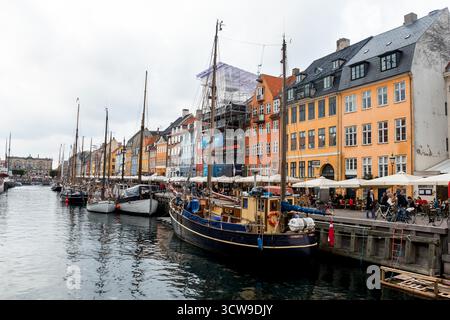 Copenhague, Danemark - 28 septembre 2014 - bâtiments colorés et bateaux le long du canal nyhavn à copenhague. Banque D'Images