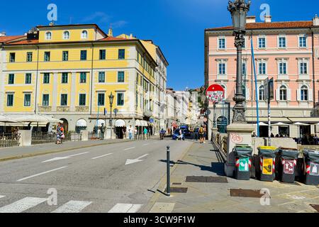 Recyclage des canettes le long de la via Vincenzo Bellini à l'angle du pont via Roma à Trieste, Italie Banque D'Images
