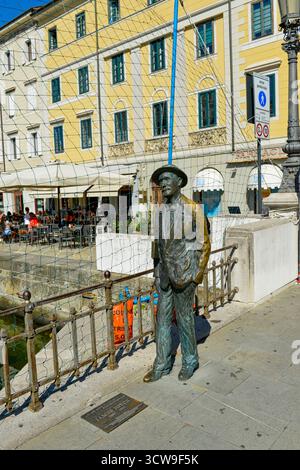 Statue de James Joyce sur le pont via Roma à Trieste, Italie Banque D'Images