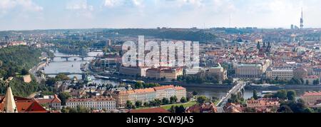 Un panorama à couper le souffle sur les gratte-ciel, les ponts et les monuments de Prague vus depuis les hauteurs du château de Prague. Banque D'Images