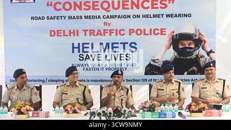NEW DELHI, INDE - 10 OCTOBRE : Ajay Chaudhry, Commissaire spécial de la police/Division de la gestion de la circulation, zone II et d'autres officiers de police de la République dominicaine s'adressent aux médias après avoir assisté à la route et interagissent avec les motocyclistes pour sensibiliser à l'importance de bien serrer le casque près de Gold Dak Khana Circle le 10 octobre 2025 à New Delhi, Inde. Photo de Sonu Mehta/Hindustan Times Delhi campagne de sensibilisation de la police sur l'importance de serrer correctement le casque Banque D'Images