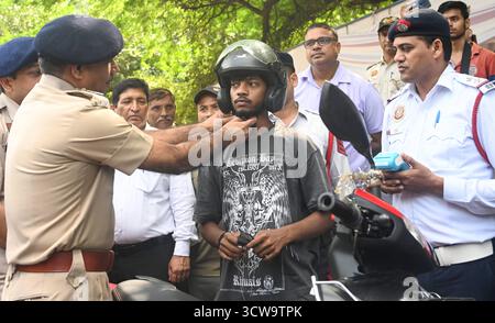 NEW DELHI, INDE - 10 OCTOBRE : Ajay Chaudhry, commissaire spécial de la Division de la gestion de la circulation de la police, zone II, assiste à une promenade et interagit avec les motocyclistes pour sensibiliser à l'importance de fixer correctement les casques, près de Gole Dak Khana Circle le 10 octobre 2025 à New Delhi, en Inde. Photo de Sonu Mehta/Hindustan Times campagne de sensibilisation de la police de Delhi sur l'importance de bien serrer le casque Banque D'Images