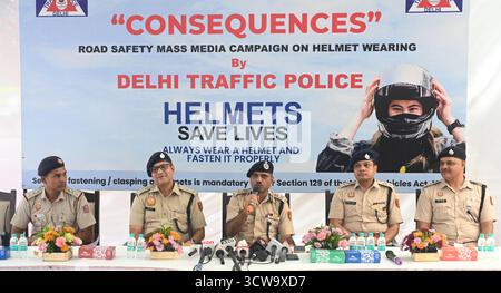 New Delhi, Inde. 10 octobre 2025. NEW DELHI, INDE - 10 OCTOBRE : Ajay Chaudhry, Commissaire spécial de la police/Division de la gestion de la circulation, zone II et d'autres officiers de police de la République dominicaine s'adressent aux médias après avoir assisté à la route et interagissent avec les motocyclistes pour sensibiliser à l'importance de bien serrer le casque près de Gold Dak Khana Circle le 10 octobre 2025 à New Delhi, Inde. (Photo de Sonu Mehta/Hindustan Times/Sipa USA) crédit : Sipa USA/Alamy Live News Banque D'Images