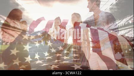 Danser cinq amis se tenant la main dans des places assises au coucher du soleil dans le stade, avec un drapeau américain superposé et des lumières Banque D'Images