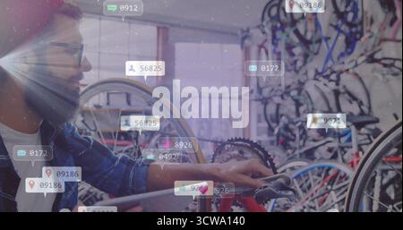 Homme portant une veste en denim inspectant la roue de vélo dans le magasin, avec la superposition de notification, espace de copie Banque D'Images