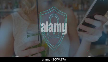 Tenant smartphone et cocktail, femme portant top en dentelle au bar, avec cadenas bouclier bleu néon Banque D'Images
