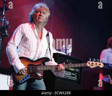 Hollywood, États-Unis d'Amérique. 22 février 2006. HOLLYWOOD FL - 11 MARS : Justin Hayward et John Lodge des Moody Blues jouent lors de la soirée d'ouverture de leur tournée au Hard Rock Live au Seminole Hard Rock Hotel & Casino le 11 mars 2012 à Hollywood, en Floride. People : John Lodge Credit : Storms Media Group/Alamy Live News Banque D'Images