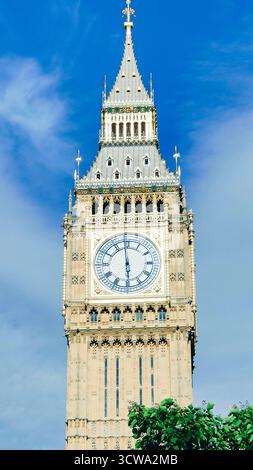 Londres, Royaume-Uni - 27 juin 2025 : Elizabeth Tower, mieux connu sous le nom de Big Ben, l'un des principaux monuments de Londres par une journée ensoleillée claire contre un b Banque D'Images