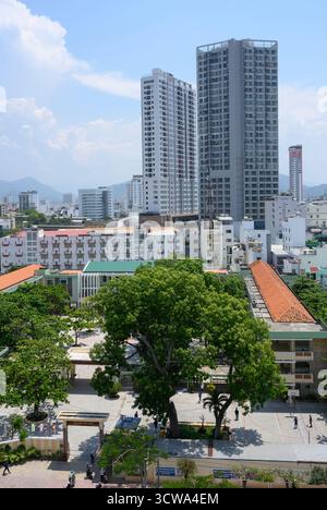 NHA TRANG, VIETNAM - 25 AVRIL 2025. Vue aérienne des rues, des bâtiments résidentiels ordinaires, des écoles et des gratte-ciel Banque D'Images