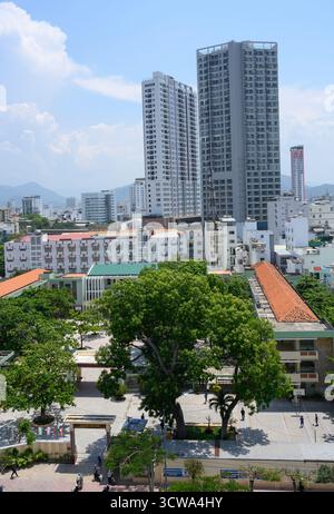 NHA TRANG, VIETNAM - 25 AVRIL 2025. Vue aérienne des rues, des bâtiments résidentiels ordinaires, des écoles et des gratte-ciel Banque D'Images