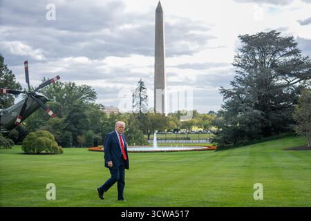 (251011) -- WASHINGTON, 11 octobre 2025 (Xinhua) -- le président américain Donald Trump marche sur la pelouse sud à son arrivée à la Maison Blanche à Washington, DC, États-Unis, le 10 octobre 2025. L’administration Trump a annoncé vendredi que les licenciements fédéraux avaient commencé, alors que la fermeture du gouvernement fédéral entrait dans son dixième jour. "Les RIF ont commencé", a déclaré Russell Vought, directeur du Bureau de la gestion et du budget de la Maison Blanche, sur la plate-forme de médias sociaux X, faisant référence à la "réduction de la force". Le bref message ne divulguait pas le nombre d'employés touchés ni les ministères concernés. (Xinhua/Hu Banque D'Images