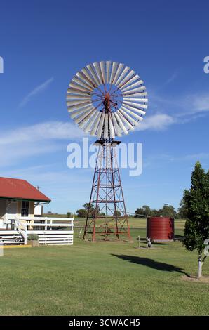 Wandoan, Queensland, Australie - 25 avril 2024 : moulin à vent installé sur l'herbe avec un fond de ciel bleu au centre d'information touristique de Wandoan Banque D'Images