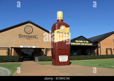 Entrée à la distillerie de rhum de Bundaberg avec ses bâtiments et l'attraction touristique Big Rum Bottle Big Thing dans le Queensland, Australie Banque D'Images