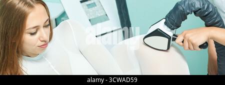 Jeune femme caucasienne sous traitement contre la cellulite avec équipement professionnel en milieu clinique. Banque D'Images