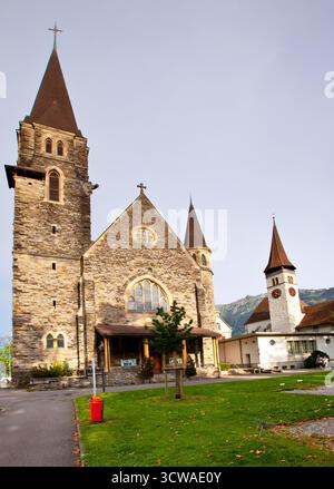 Interlaken est une destination touristique suisse située entre le lac de Brienze et le lac de Thoune dans la région de la Jungfrau. Banque D'Images