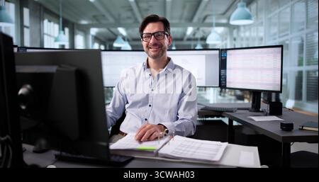 Comptable principal collaborant avec le client sur les documents financiers au Bureau. Banque D'Images