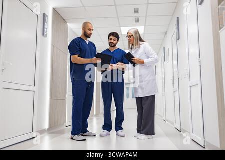 Médecins discutant dans le couloir de la clinique Banque D'Images