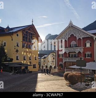 Bâtiments alpins historiques à Ortisei (Urtijëi), Val Gardena, Dolomites - joyau pittoresque du Tyrol du Sud pour le ski et la randonnée. Une partie de la Sellaronda. Banque D'Images