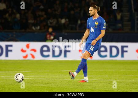 Paris, France. 10 octobre 2025. Le Français Adrien Rabiot lors du match qualificatif de la Coupe du monde de football 2026, France vs Azerbaïdjan au Parc des Princes Stadium, Paris, France le 10 octobre 2025. Photo de Henri Szwarc/ABACAPRESS.COM crédit : Abaca Press/Alamy Live News Banque D'Images