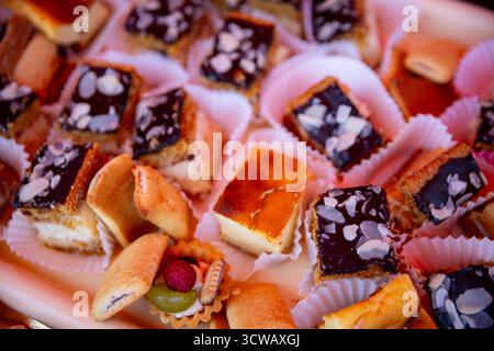 Un délicieux assortiment de desserts irrésistiblement sucrés et de pâtisseries exquises vous attendent Banque D'Images
