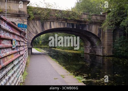 Pont construit en pierre sur le canal Leeds & Liverpool dans le centre de Leeds Banque D'Images