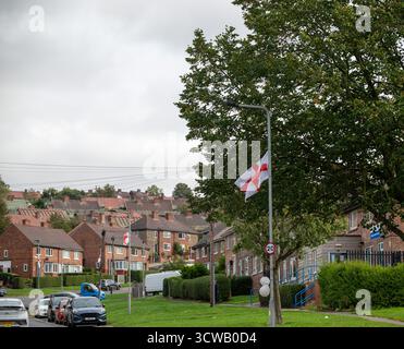 Drapeaux de St George’s Cross affichés sur des lampadaires lors de l’« opération Raise the Colours » à Rotherham, South Yorkshire, Angleterre Banque D'Images