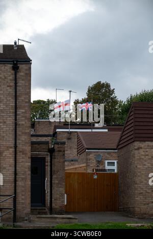 Drapeaux de St George’s Cross affichés sur des lampadaires lors de l’« opération Raise the Colours » à Rotherham, South Yorkshire, Angleterre Banque D'Images