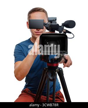 Un caméraman professionnel utilisant une caméra vidéo sur un trépied, sur fond blanc. Banque D'Images